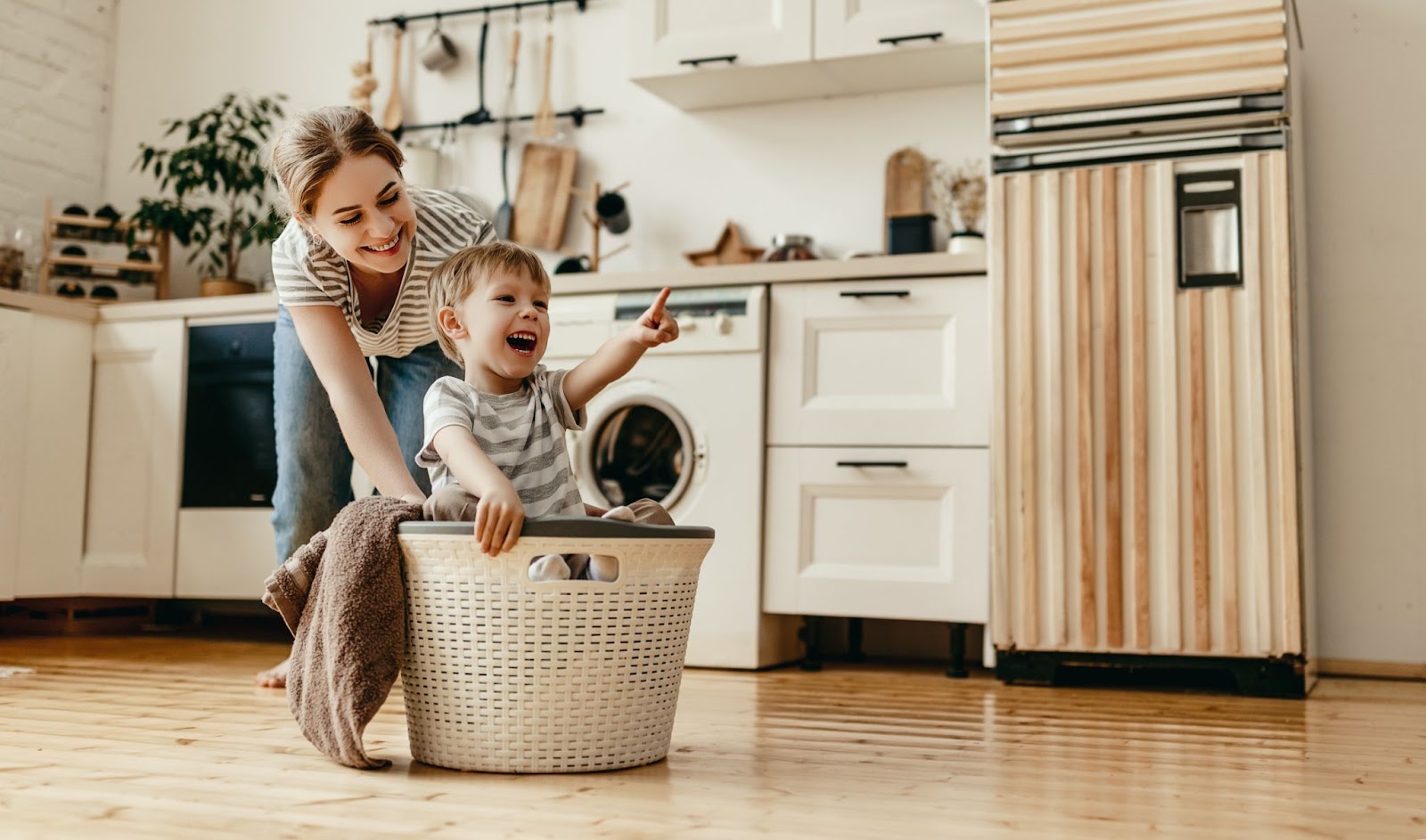 Syn s maminkou hravě pomáhá s praním prádla