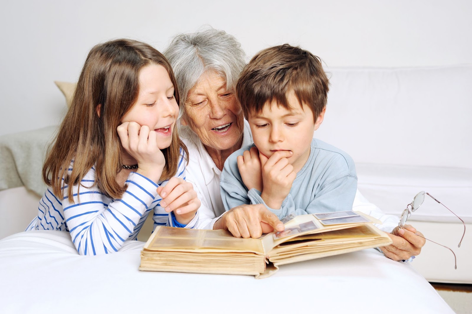 Babička si s vnoučaty čte v knize