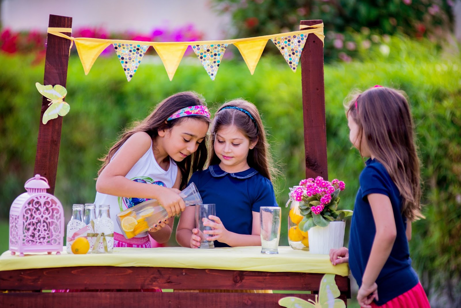 Dívky vydělávají vlastní peníze prodejem limonády