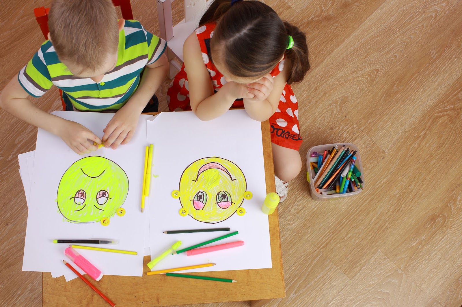 Děti se kreativně vyjadřují u kreslení