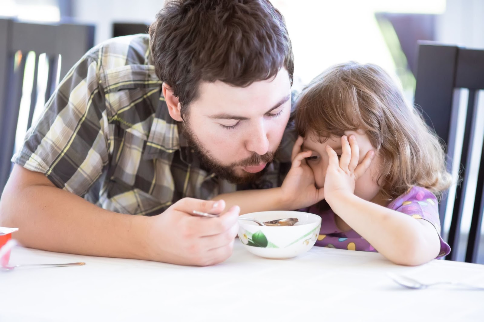 Otec pomáhá dceři jíst zdravě