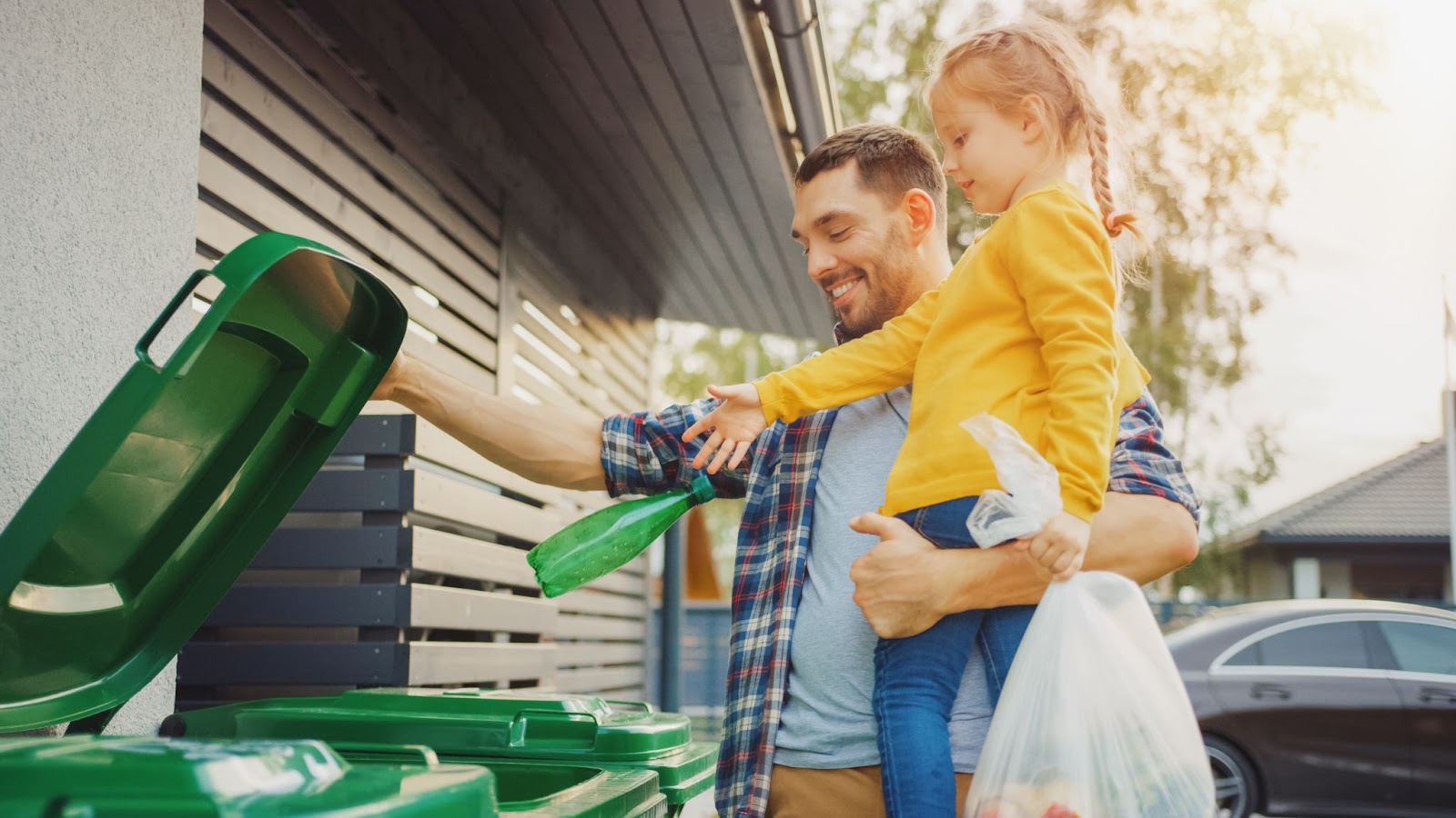 Otec učí dcerku recyklovat odpad